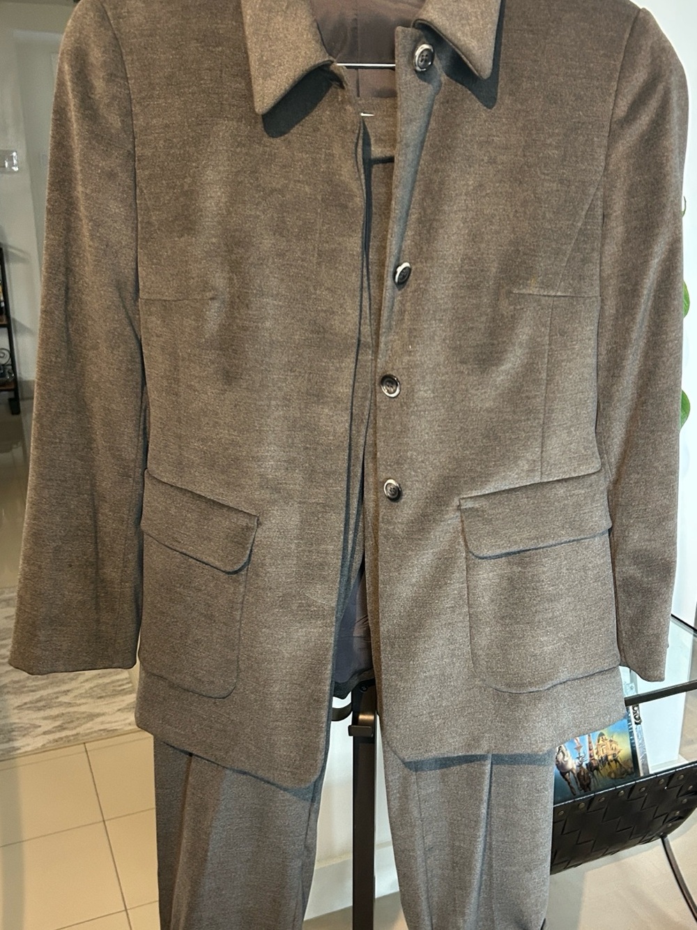 MaxMara made in Italy women’sGray/taupe suit. Beautiful fabric and fit.